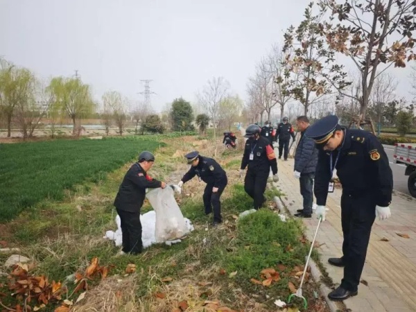 淮南經(jīng)開區(qū)清理沿路垃圾為城市“洗臉梳妝”！